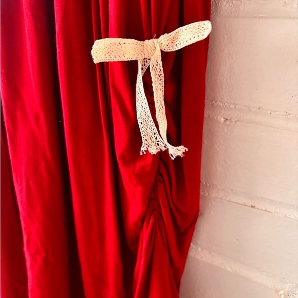 Red dress with lace accents - Picture 4 of 6